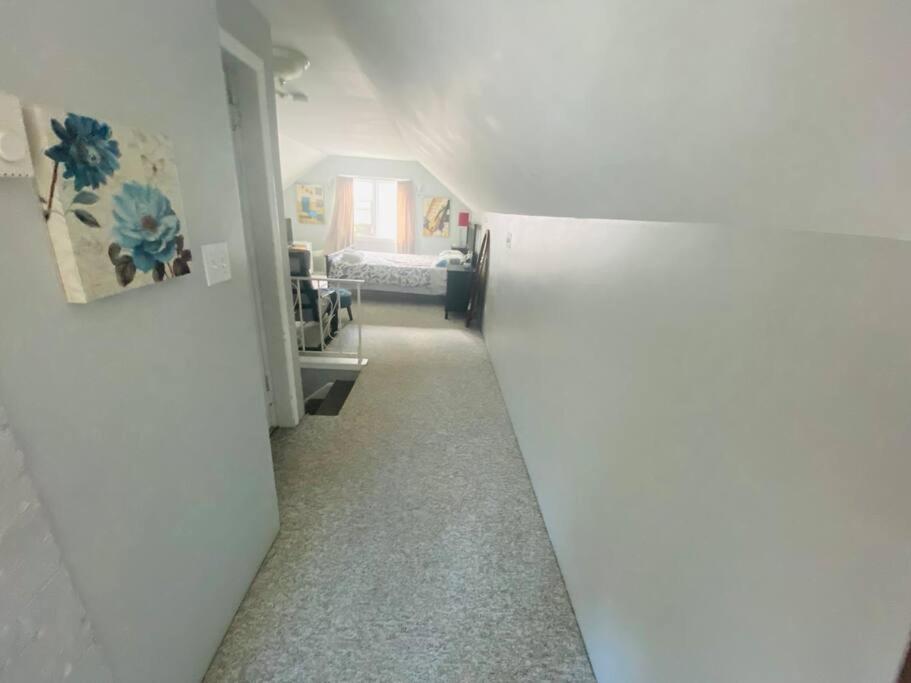 Artistic Apartment Near Downtown Victoria Exterior photo