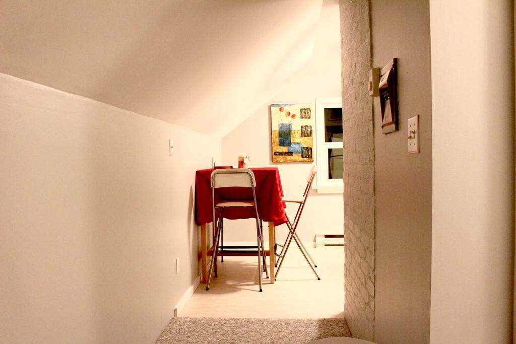 Artistic Apartment Near Downtown Victoria Exterior photo