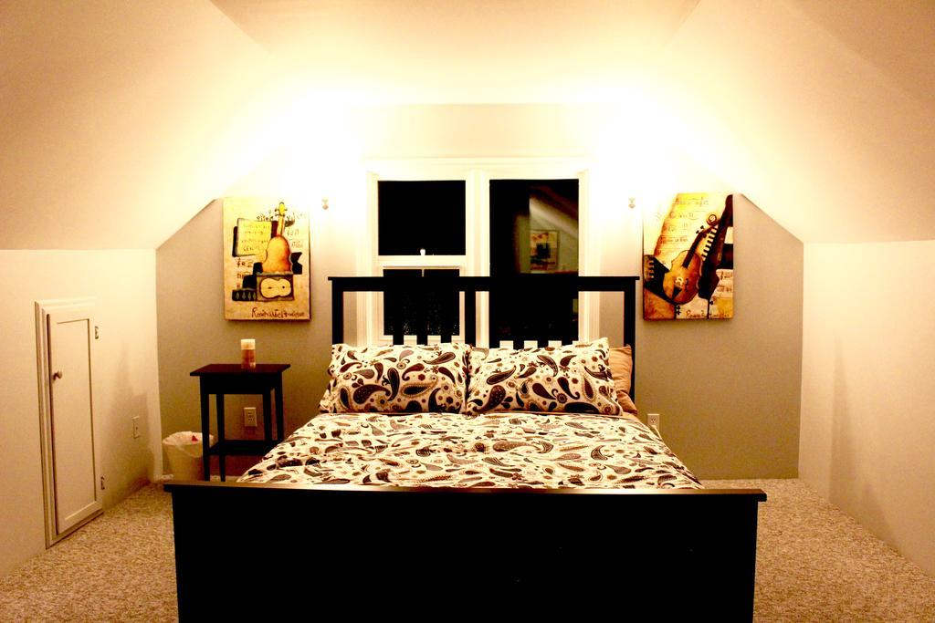 Artistic Apartment Near Downtown Victoria Exterior photo